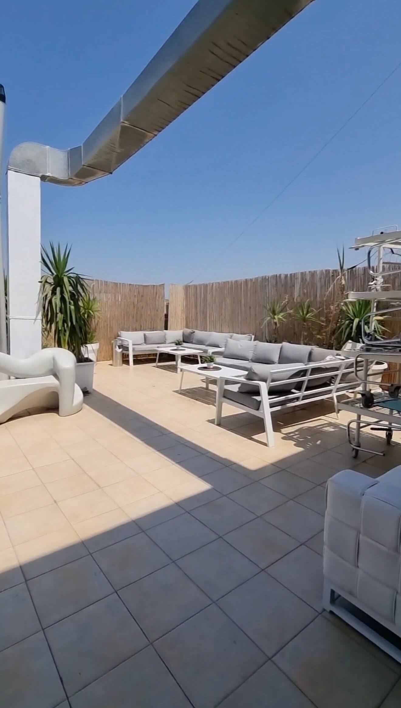 אזור ישיבה חיצוני בבית האבות נאות השרון, פתח תקווה