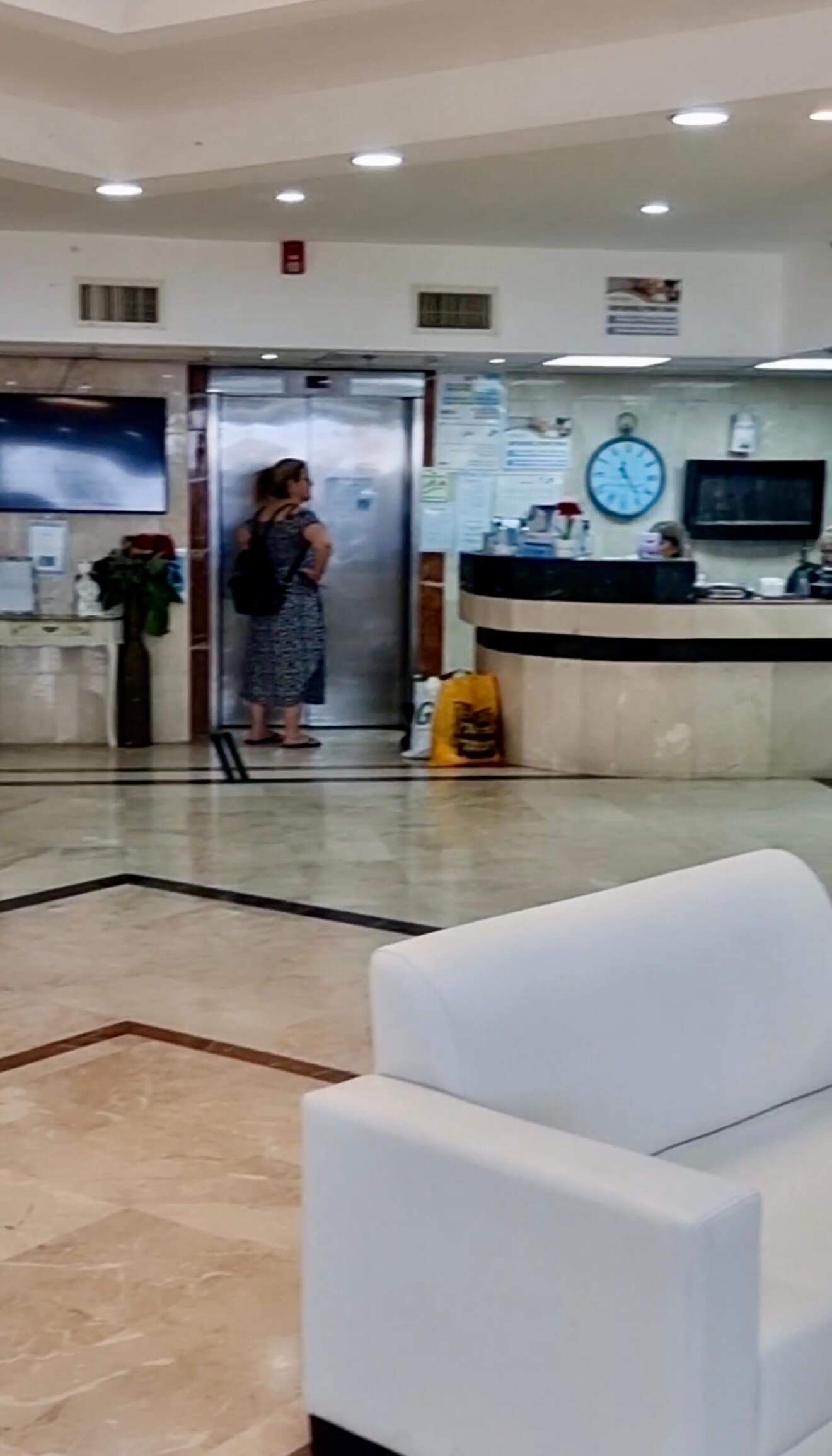 לובי ודלפק קבלה בבית האבות נאות השרון, פתח תקווה