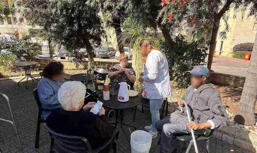 זמן בחוץ בבית האבות נאות השרון, פתח תקווה