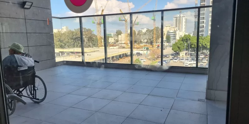 מרפסת בבית אבות אחוזת החורש חדרה