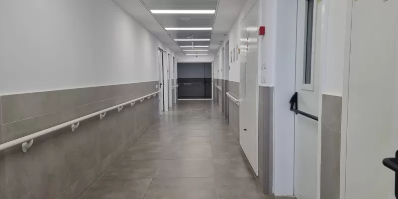 מסדרון בבית אבות אחוזת החורש חדרה