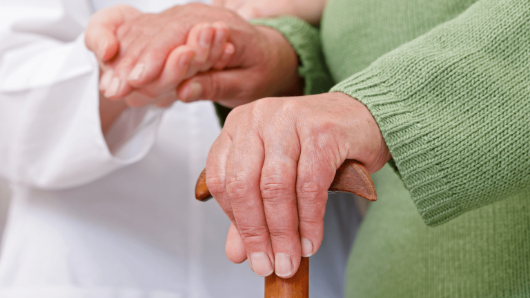 מדריך מקיף על זכויות קשישים בישראל: קצבאות, הנחות, גמלת סיעוד, זכויות בבתי אבות ושירותים קהילתיים  כל המידע החשוב ממומחית בתי אבות ברטה שמעוני