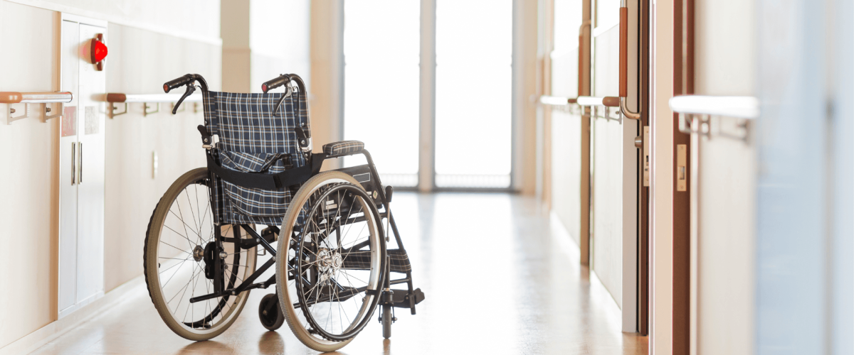 סימנים שההורה צריך השגחה: נפילות חוזרות, שכחת תרופות, בדידות ועוד  מדריך מקצועי לזיהוי מוקדם ופתרונות מתאימים מברטה שמעוני   מומחית בתי אבות