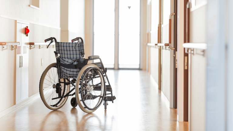 סימנים שההורה צריך השגחה: נפילות חוזרות, שכחת תרופות, בדידות ועוד  מדריך מקצועי לזיהוי מוקדם ופתרונות מתאימים מברטה שמעוני   מומחית בתי אבות