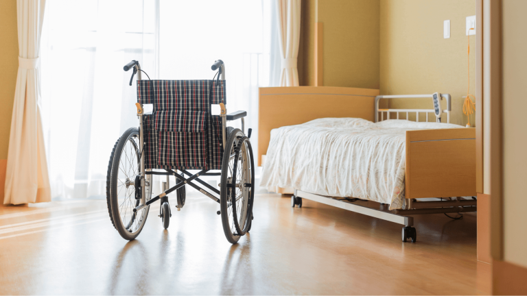 איך גרונטולוגית עוזרת לבחור בית אבות נכון? 5 שלבים מקצועיים, חיסכון כספי, מיצוי זכויות וקבלת קוד משרד הבריאות  ליווי מקצועי עם ברטה שמעוני   26+ שנות ניסיון  הימנעו מטעויות יקרות 